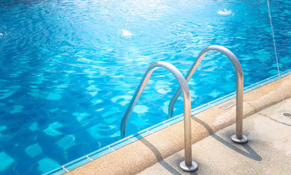 Σοκ στη Ρωσία: Έξι παιδιά σε ΜΕΘ γιατί έριξαν 250 φορές περισσότερη χλωρίνη σε πισίνα (βίντεο)